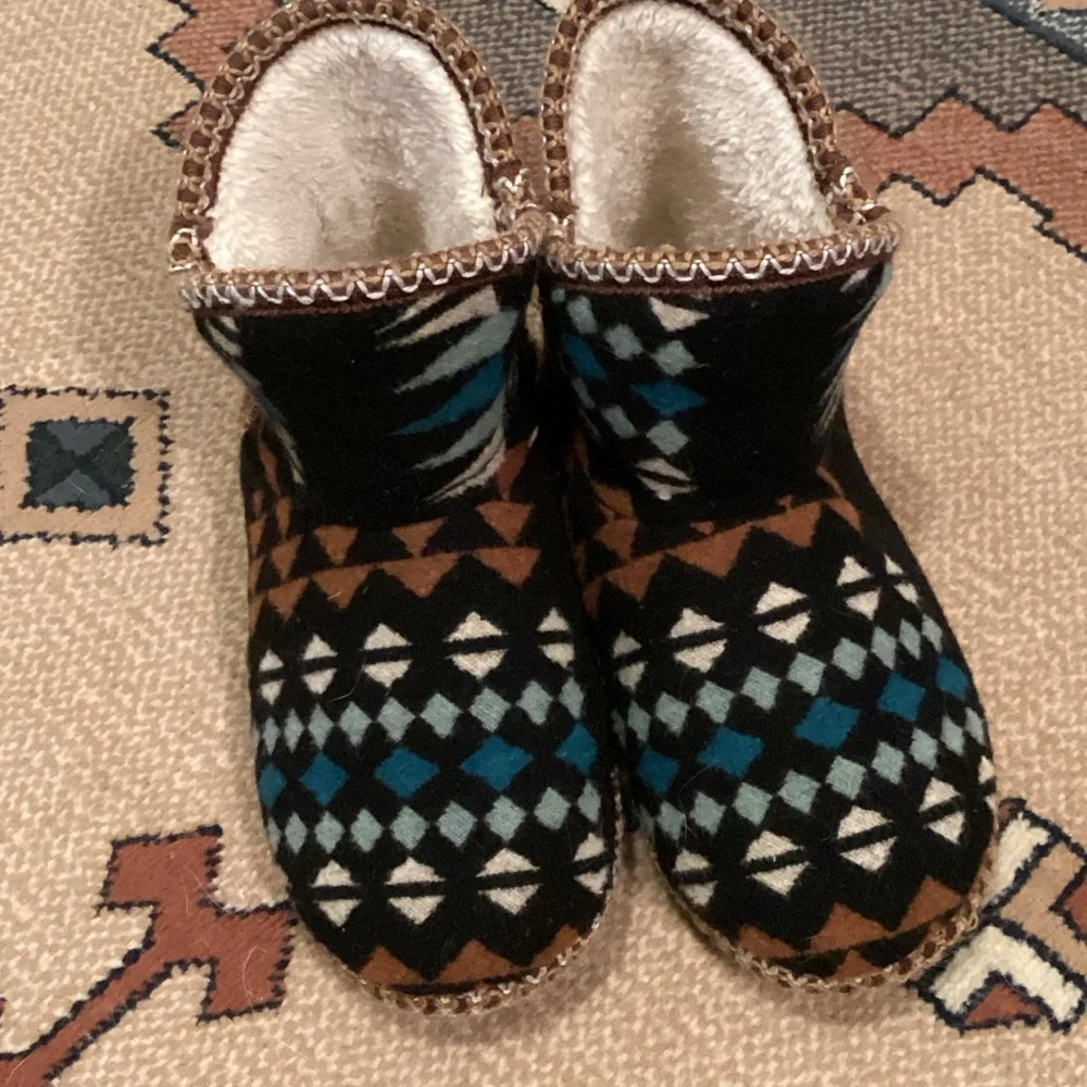 Cozy Geometric Patterned Roxy Slippers - Picture 1 of 4